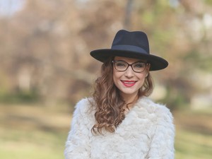 Pataki Szilvi valódi szőrme nélkül is dögös