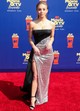 2019. június 15-én Sydney Sweeney egy fekete-ezüst, felsliccelt estélyiben jelent meg a 2019-es MTV Movie & TV Awards vörös szőnyegén, Santa Monicában. Vizes hatású frizurájával és metálfényű ruhájával bebizonyította, hogy nemcsak a romantikus stílus áll jól neki.