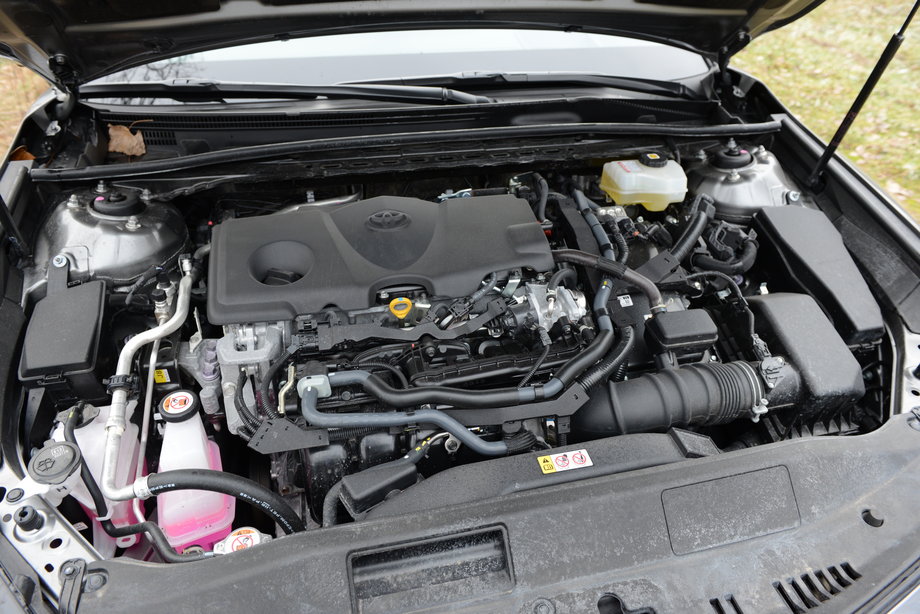 Toyota Camry ma pod maską hybrydowy napęd o mocy 218 KM. Jedna z jego zalet to oszczędność.