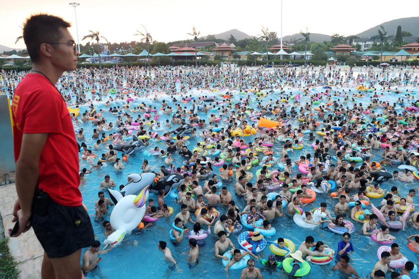 Narzekasz na tłumy na plażach? Spójrz na to, co działo się na basenie w Chinach