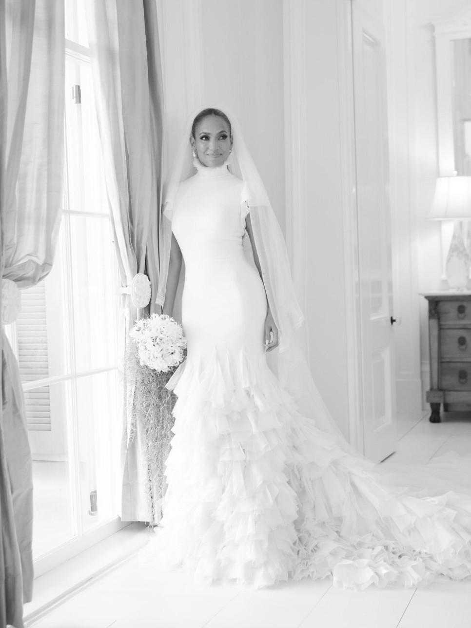 Jennifer Lopez három lélegzetelállító Ralph Lauren ruhát viselt az esküvőjén - KÉPEK