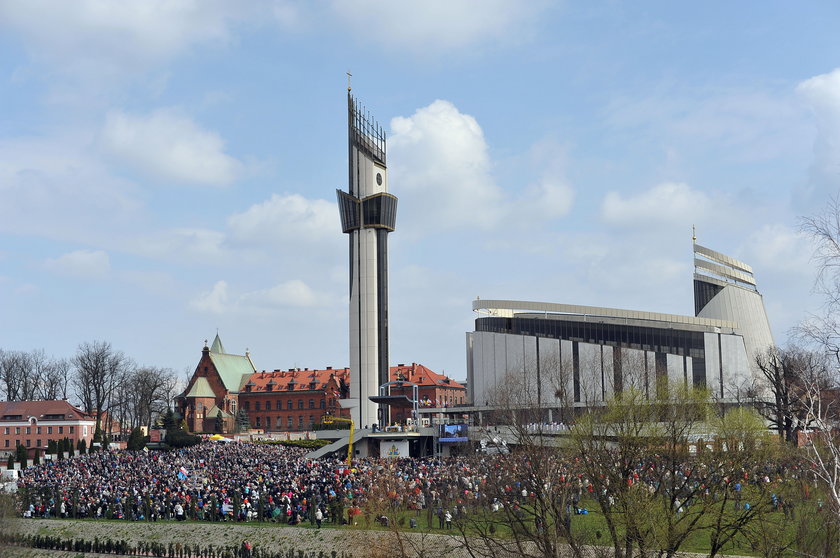 Główna msza przy ołtarzu polowym