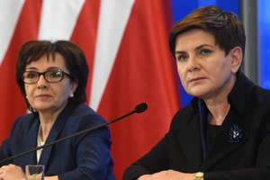 Rzecznik rządu Elżbieta Witek i premier Beata Szydło na konferencji prasowej nt. programu Rodzina 500+. 1 grudnia 2015 r.