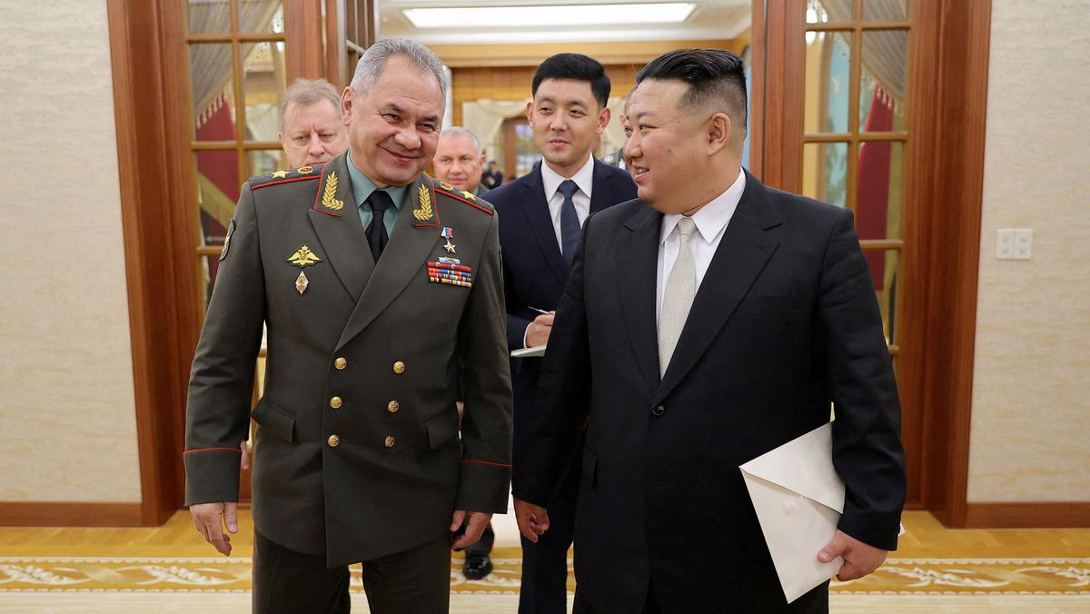 Minister obrony Rosji Siergiej Szojgu podczas spotkania z przywódcą Korei Północnej Kim Dzong Unem