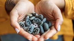 ostatnia cyfra pensji zdradzi finansową przyszłość. kto może liczyć na bogactwo? ta cyfra przyciąga pieniądze