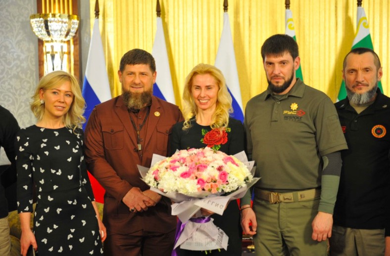 Jekaterina Mizulina, Ramzan Kadyrow, Jelena Milska i Daniił Martynov podczas wizyty w Czeczenii.