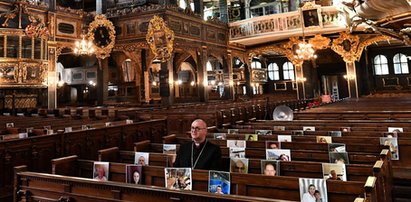 Puste ławki w kościołach z powodu koronawirusa. Ksiądz postanowił je zapełnić