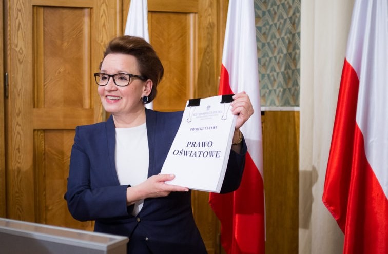Minister weszła do rządu z konkretną misją: zreformować oświatę tak, by ta podobała się elektoratowi – miała nadać jej konserwatywny sznyt, przywrócić czteroletnie licea, zlikwidować gimnazja. Działała z prędkością błyskawicy – w kilka miesięcy doprowadziła do podniesienia wieku szkolnego z sześciu do siedmiu lat, wymiany kuratorów, zmian w podziale subwencji oświatowej. Co ciekawe, Anna Zalewska wydaje się na placu boju sama, a w dodatku jest podgryzana przez posłów, u których lobbują np. prowadzący katolickie szkoły (jak wszystkich, czekają je wielkie zmiany w strukturze). Jeśli w czasie wdrażania reformy pojawią się większe komplikacje, łatwo będzie zrzucić na nią odpowiedzialność i usunąć z rządu. Dopóki jednak zmiana jeszcze się toczy, minister zostanie na stanowisku.