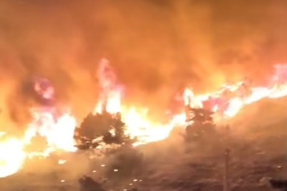 (VIDEO) Snimci pokazuju RAZMERE APOKALIPSE na popularnom hrvatskom ostrvu: Vatra guta sve pred sobom, nebo je narandžasto, avioni gase RAZORAN POŽAR
