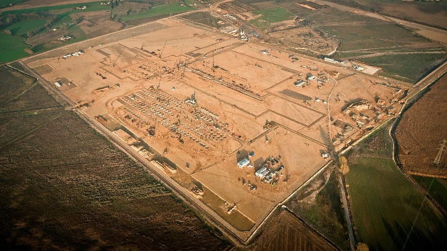 Obecnie na terenie przyszłej fabryki prowadzone są już pierwsze prace budowlane związane z wyrównywaniem oraz utwardzeniem terenu.
