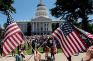 Protesty przeciw lockdownowi w Sacramento w Kaliforni. Fot. Paul Kitagaki Jr/The Sacramento Bee/ZUMA Wire/Newspix.pl