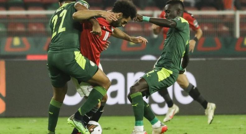 Mohamed Salah au combat avec Abdou Diallo et Idrissa Gana Guèye lors d'Egypte-Sénégal au Caire, le 25 mars 2022