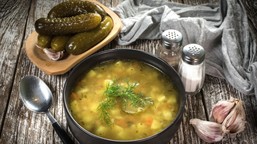 pyszny obiad na poniedziałek. podajemy przepis, ty gotujesz. ogórkowa z mięsną wkładką