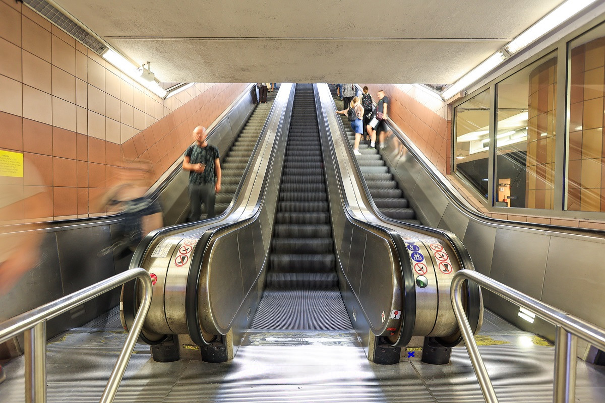 Będzie zakaz chodzenia po schodach ruchomych w metrze w stolicy? Warszawiacy mogą się wściec