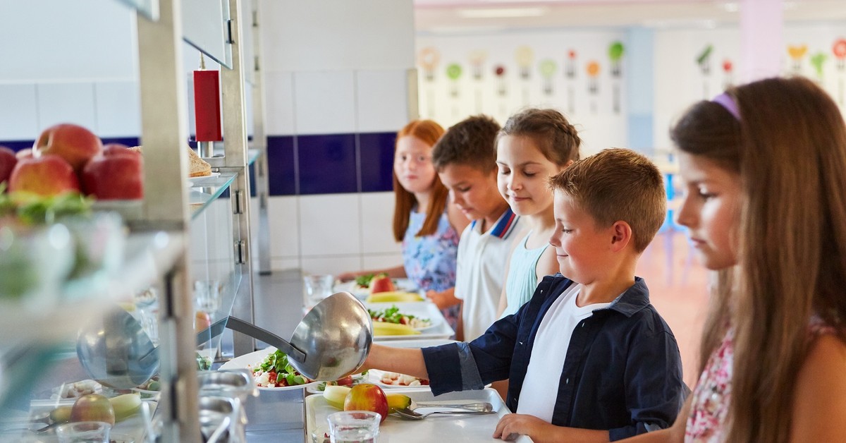 Rodzice dopłacają do posiłków uczniów. Jaki podatek od tych wpłat?