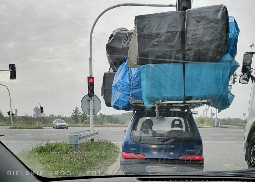 Bielsko-Biała: seicento z ogromnym ładunkiem na dachu na ulicy