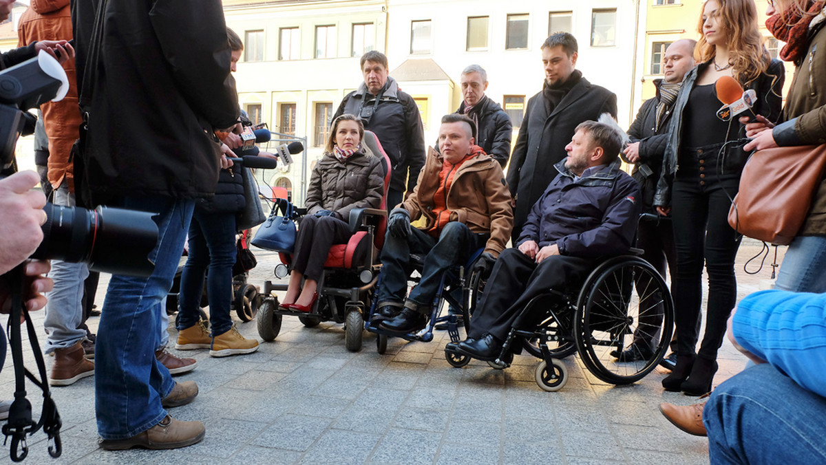 W stolicy Dolnego Śląska już po raz siódmy wystartował plebiscyt "Wrocław bez barier". Promuje on dobre postawy i działania podejmowane przez firmy, instytucje, ale też osoby fizyczne na rzecz pełnej dostępności osób niepełnosprawnych zarówno w życiu społecznym, jak i zawodowym. Tegoroczne certyfikaty zostaną rozdane na początku grudnia.