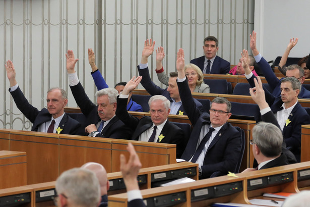 Senatorowie głosują na sali obrad Senatu w Warszawie