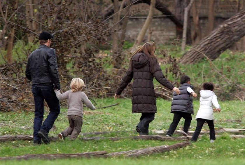 Jolie i Pitt zabrali dzieci do parku