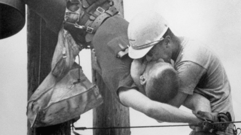 "The Kiss of Life" - kultowa fotografia Rocco Morabito z 1967 r.