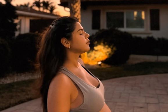 POKAZALA VILU SA BAZENOM KAO IZ FILMA Pevačica otišla da peva u Ameriku, upoznala milionera i rodila mu ćerku: Pogledajte u kakvom luksuzu tamo živi