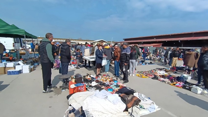 Na buvljaku u Subotici ima svega, od igle do lokomotive