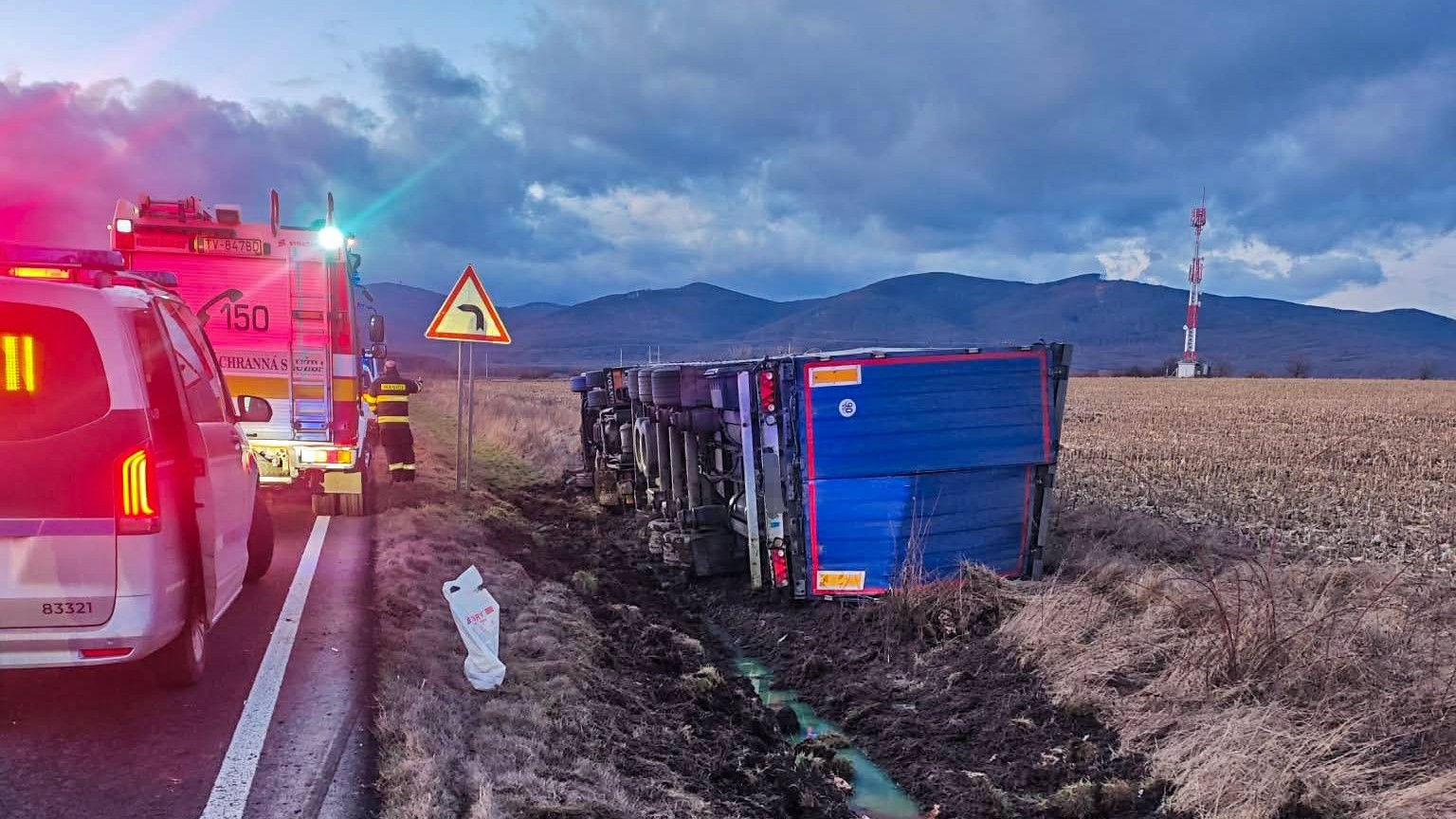 Polícia riadi dopravu po nehode kamiónu v smere od Sečoviec na Dargov.
