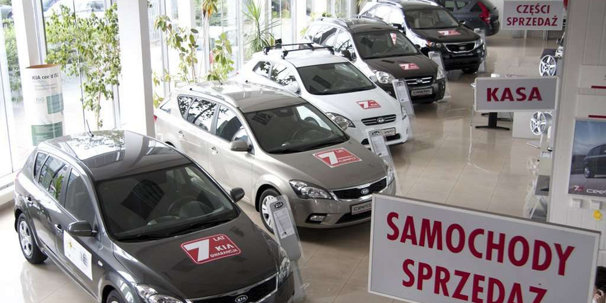 Mimo że popyt nie maleje, ceny aut używanych w Polsce zaczęły coraz szybciej spadać. Również sprzedawcy nowych pojazdów oferują coraz większe rabaty. 