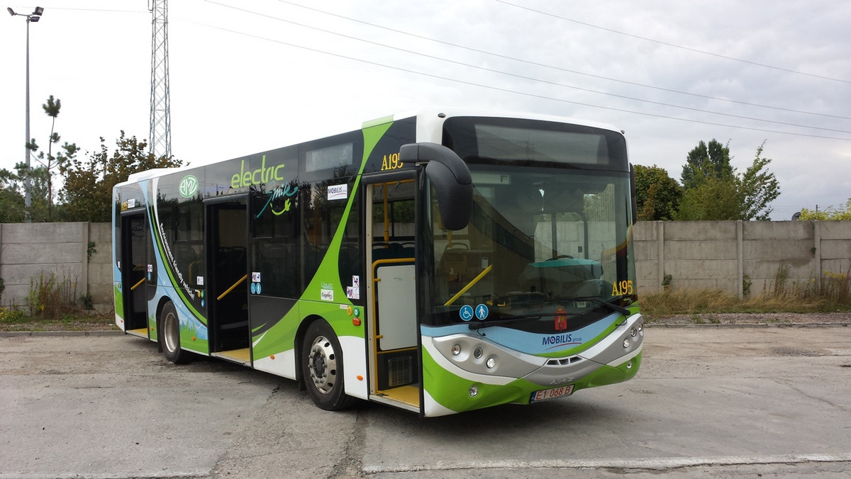 Ma 10 metrów długości, jest niskopodłogowy, komfortowy i ekologiczny. Na stołecznych ulicach testowany jest nowy autobus - o napędzie elektrycznym. Pojazd  AMZ-Kutno City Smile 10E kursuje na linii 107.