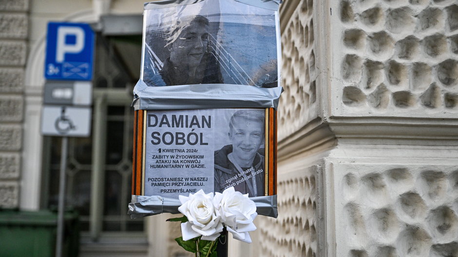 Symboliczne upamiętnienie wolontariusza Damiana Sobola w Zaułku Wolontariuszy przy Dworcu Głównym PKP w Przemyślu