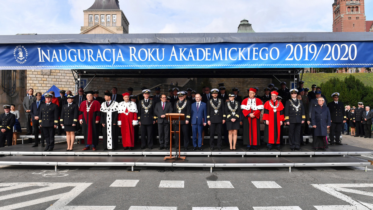 Z udziałem władz Akademii Morskiej w Szczecinie, jej studentów i zaproszonych gości w sobotę zainaugurowano rok akademicki 2019/2020. Minister gospodarki morskiej i żeglugi śródlądowej Marek Gróbarczyk podkreślał na uroczystości rolę uczelni morskich.