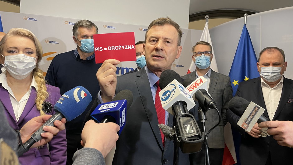 Poseł PO Krzysztof Grabczuk daje rządowi PiS czerwoną kartkę