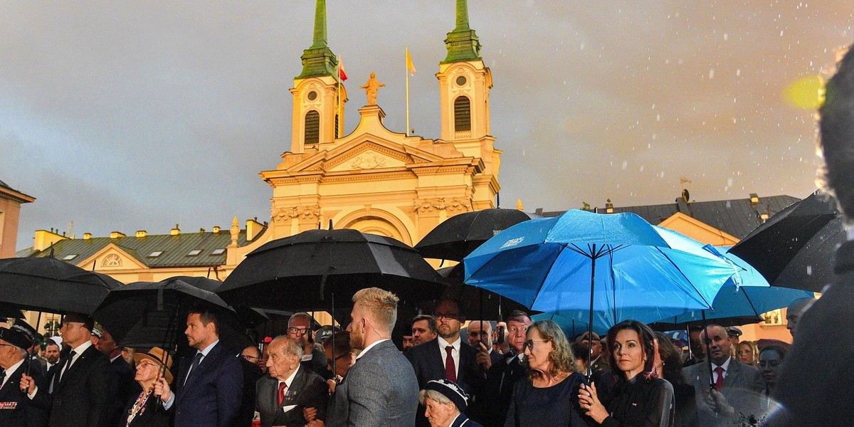 Podczas obchodów rocznicy wybuchu Powstania Warszawskiego na niebie pojawiła się tęcza.