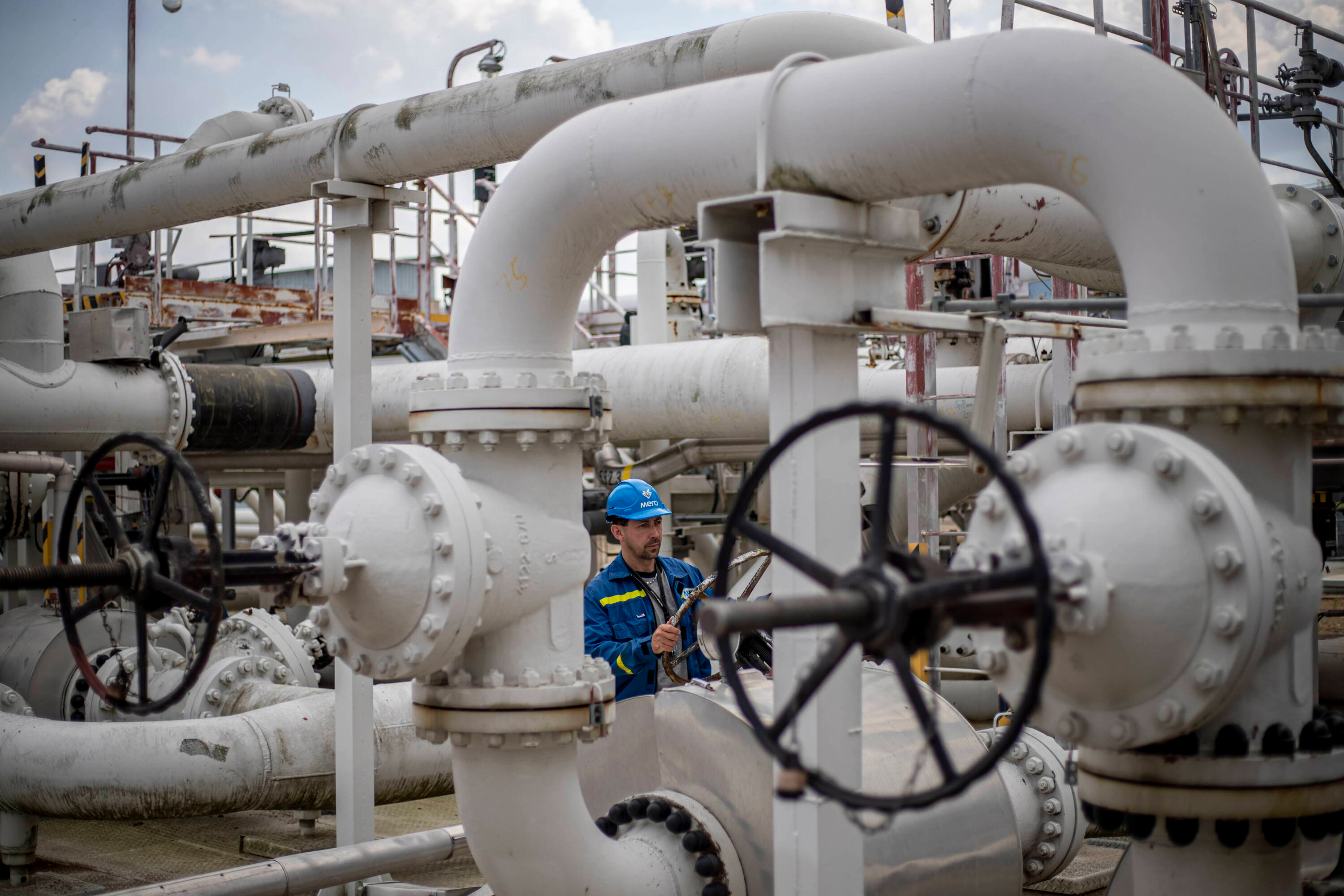 Rosyjski atak przerywa rurociąg Przyjaźń - Węgry i Słowacja szukają alternatywy