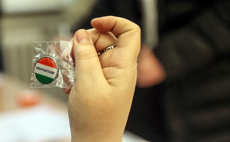 Ilyen kitűzőt kaptak az először szavazók / Fotó: Pozsonyi Zita