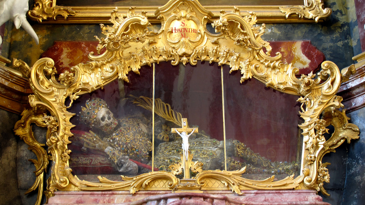 W szklanych trumnach umieszczonych w barokowym niemieckim kościele znajdują się relikwie dwóch pierwszych katolickich świętych - Hiacynta i Klemensa. Nie są to ani kawałki kości, ani kosmyki włosów. To piękne szkielety.