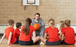 Pozwalasz dziecku nie ćwiczyć na WF? Oto, jak je krzywdzisz!