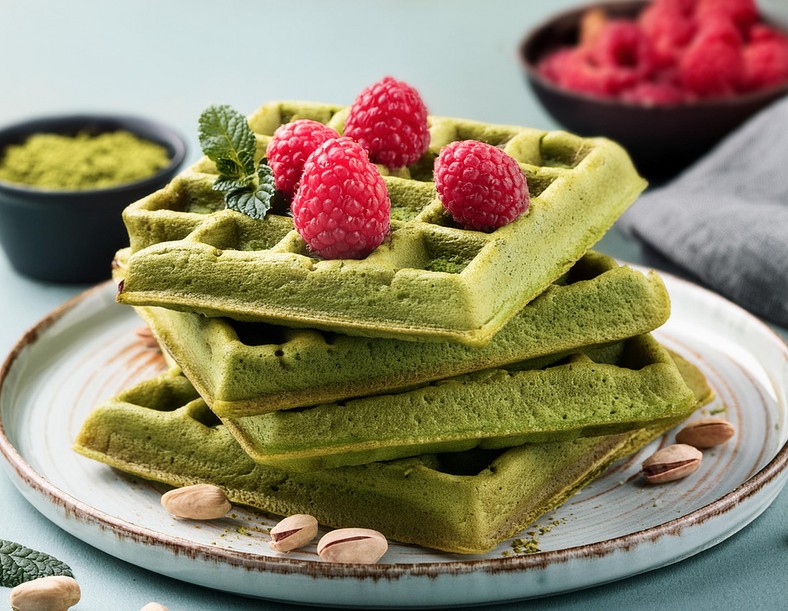 Zielone gofry matcha z pistacją i świeżymi malinami