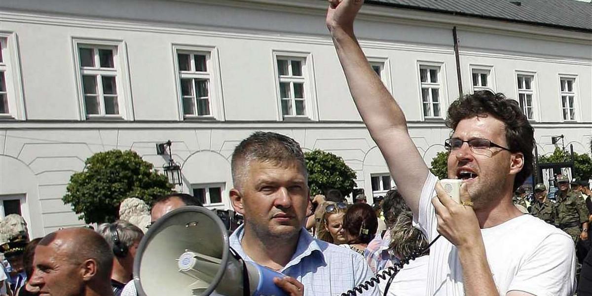 Mariusz Bulski, aktor znany głownie z epizodów (m.in. "M jak miłość" i "Plebania") oraz występu w filmie Jana Pospieszalskiego "Solidarni 2010" powiedział, że zwolennicy krzyża będą go bronić dzień i noc