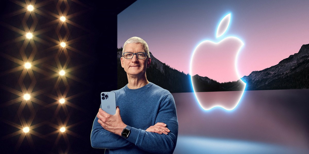 Tim Cook prezentuje iPhone'a 13 Pro Max i Apple Wath Series 7.