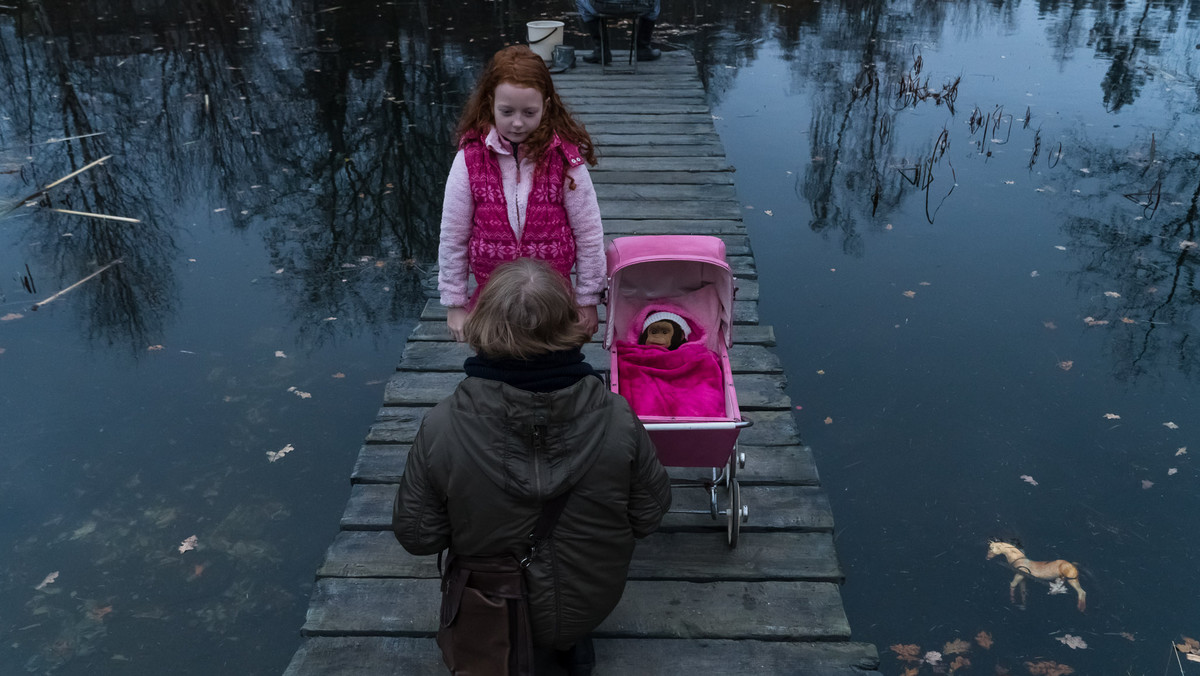 W "Ciemno, prawie noc", nowym filmie Borysa Lankosza, u boku dojrzałej obsady wystąpiło też dużo dzieci. Dla wielu z najmłodszych aktorów była to pierwsza rola w ich życiu. Jak poradzili sobie na planie tak wymagającego filmu? O tym opowiada sam reżyser oraz wcielająca się w główną rolę Alicji Tabor Magdalena Cielecka. "Ciemno, prawie noc" pojawi się w kinach w całej Polsce już w najbliższy piątek, 22 marca.