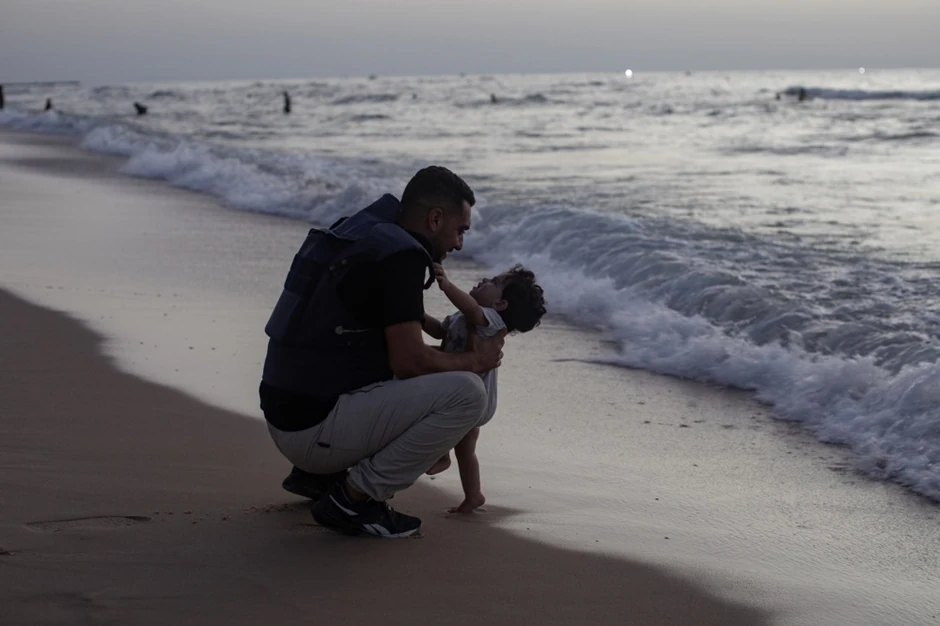 Raseljeni Palestinci na plaži u Gazi 19. septembra 2024.