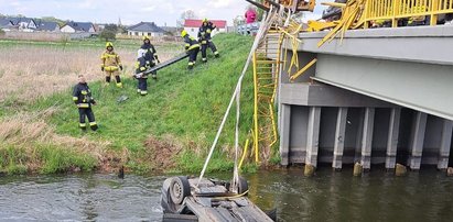 Przebił barierki i runął samochodem do rzeki. 21-latek nie ma nic na swoją obronę [ZDJĘCIA]