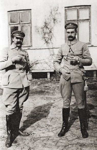 Józef Piłsudski i Kazimierz Sosnkowski, jeden z najbliższych współpracowników „Komendanta”, 1915 rok (domena publiczna)