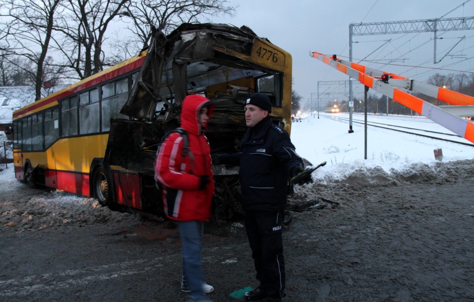 WARSZAWA WYPADEK ZDERZENIE POCIĄGU Z AUTOBUSEM