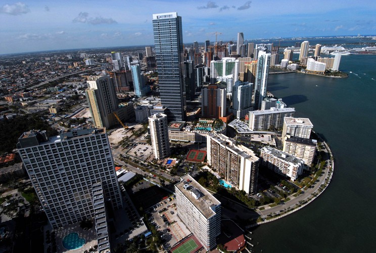 Miami  szczyci się również tym, że ma ponad 50 drapaczy chmur o wysokości ponad 122 m. 

Na zdjęciu: Centrum Miami - największego miasta na Florydzie