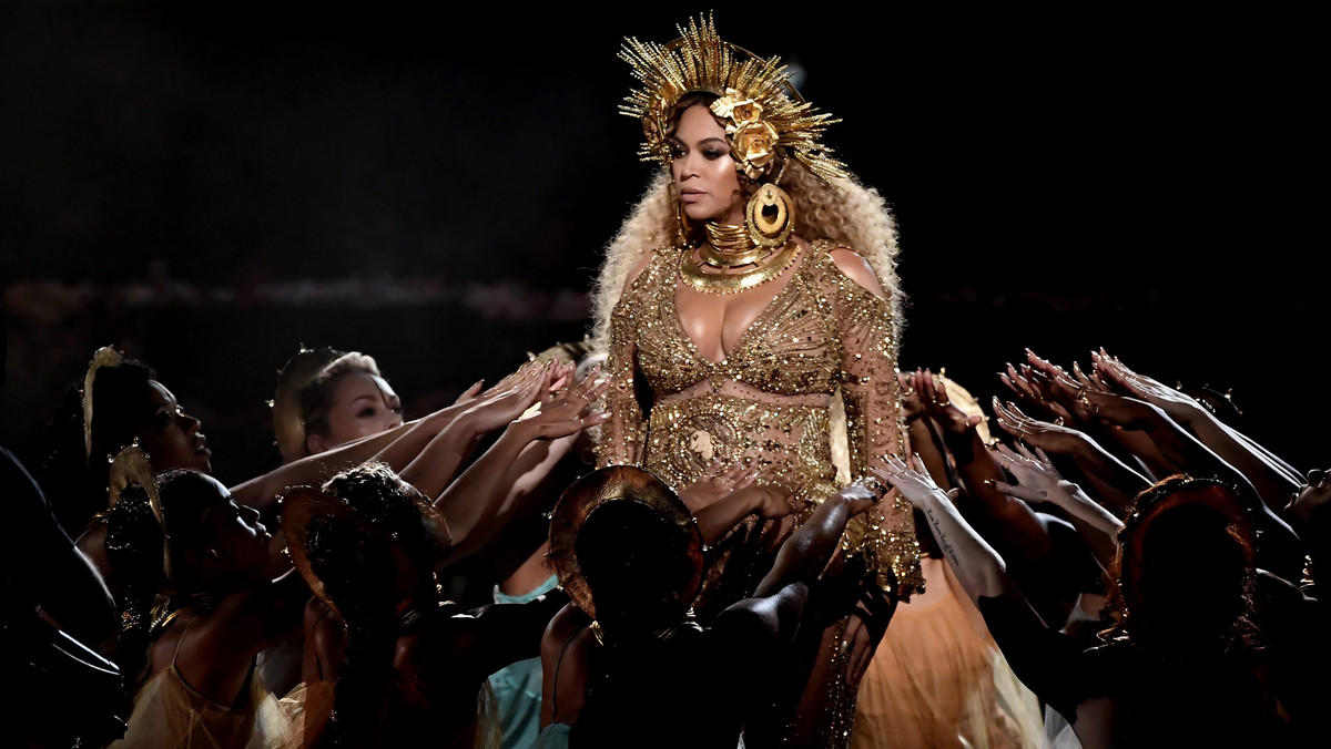 Serwis streamingowy Tidal wykazał setki milionów fałszywych odtworzeń nowych albumów Beyoncé i Kayne'ego Westa – donosi norweska gazeta "Dagens Næringsliv". Dzięki temu płacił nienależące się artystom tantiemy.
