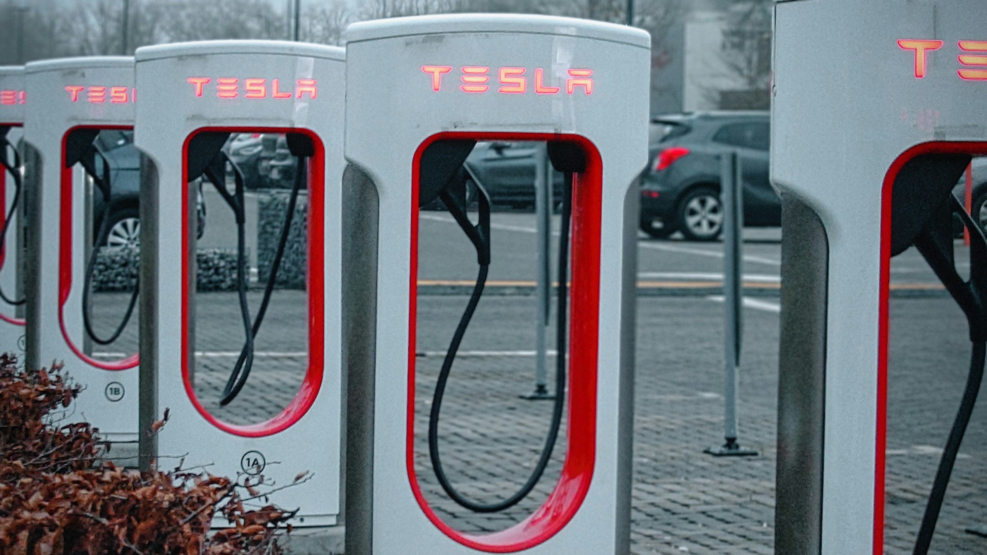 Nabíjačky Tesla Supercharger sú konečne dostupné aj pre majiteľov iných značiek elektromobilov.