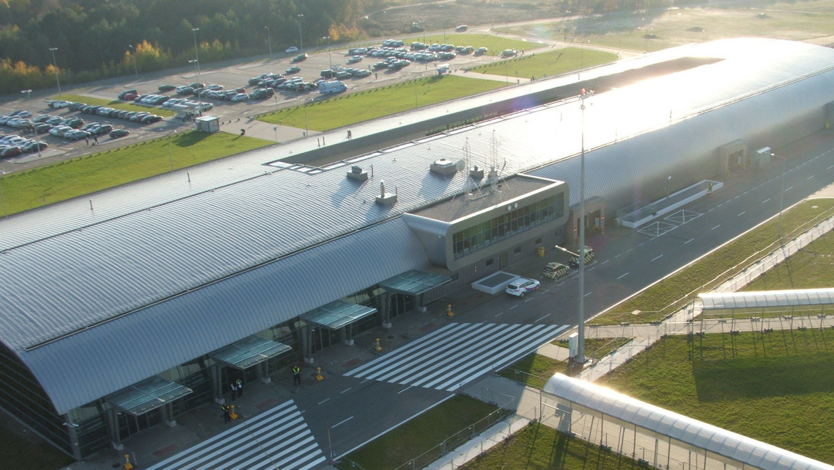 Ma stanąć w odległości około 200 metrów od terminala pasażerskiego. Władze lotniska w Modlinie ogłosiły właśnie konkurs na dzierżawę terenu, na którym przewidziana jest budowa hotelu. Obiekt ma powstać w ciągu dwóch lat od momentu podpisania umowy.