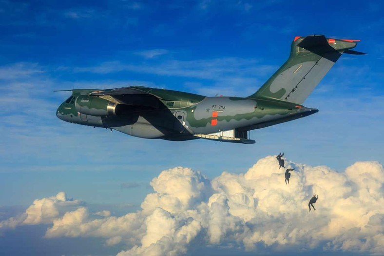 KC-390 Millenium może zabrać ze sobą kilkudziesięciu spadochroniarzy.